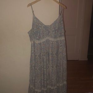 Country style, flowy dress in pastels.